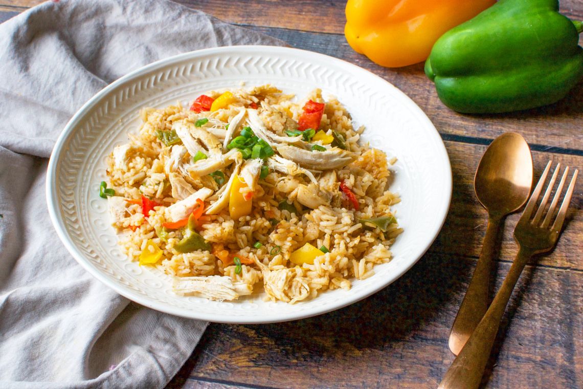 Khi ăn cơm rang bạn nên chuẩn bị thêm rau xanh, hoa quả và các loại nước ép lành mạnh Khi ăn cơm rang bạn nên chuẩn bị thêm rau xanh, hoa quả và các loại nước ép lành mạnh